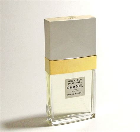 une fleur chanel fake